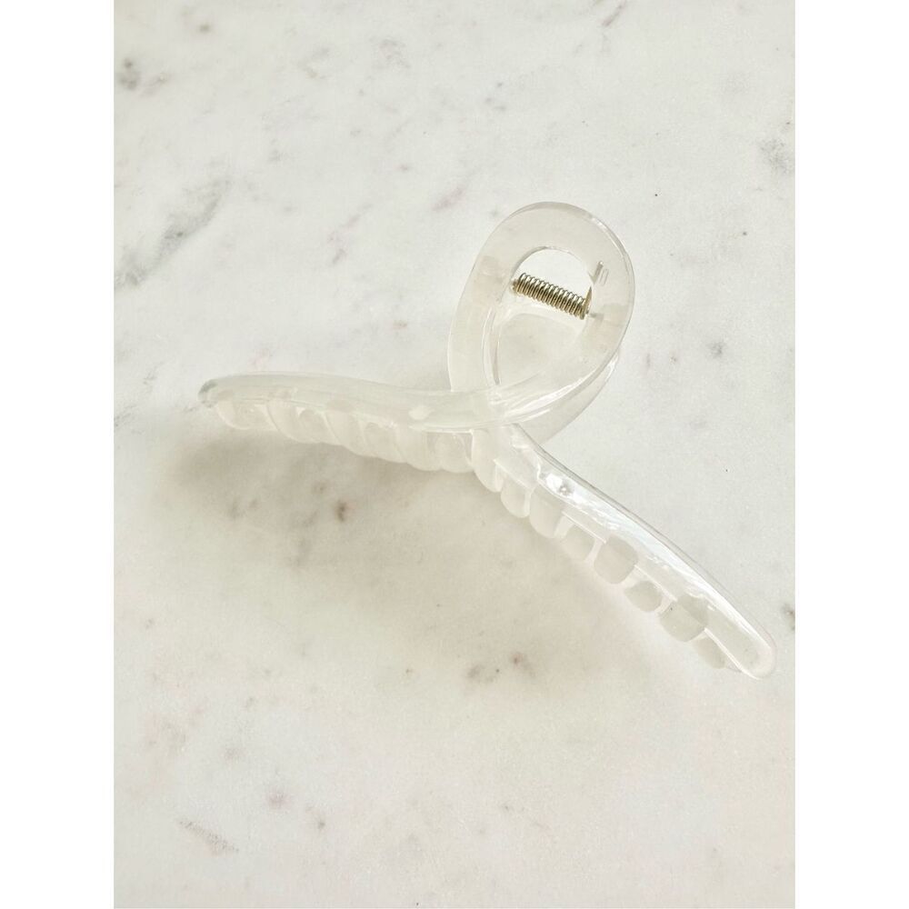 White minimalistic twist hair claw ￼